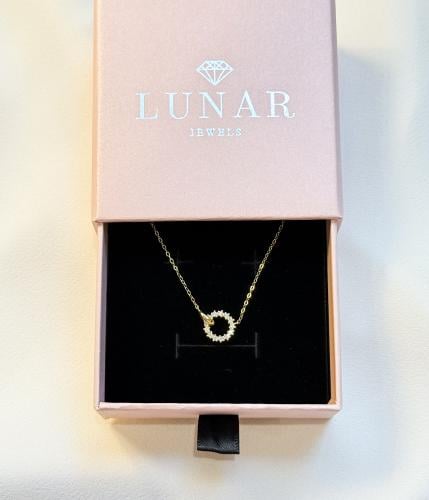 قلادة Bond فضه عيار 925 مرصع بالزركون بلون الذهب