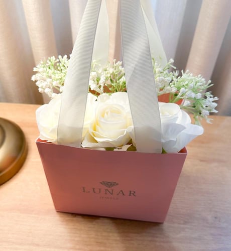 تغليف هدايا ( ورد جوري صناعي ابيض )