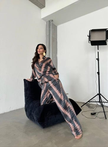 طقم قطعتين برسمه وباستايل الحرير