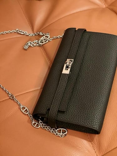 شنطه كلتش وكروس بمظهر جلد البيركن الاسود