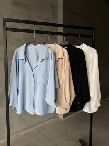 قميص سماوي بمظهر الحرير الناعم