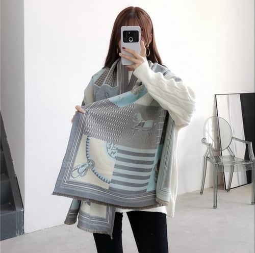 اسكارف برسمة الخيال H بالوان الرمادي السماوي