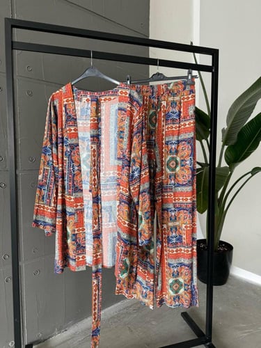 طقم قطعتين بنقشات ملونه