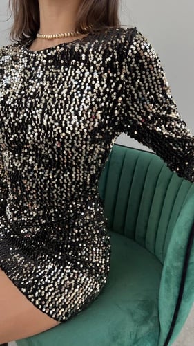 فستان اسود ترتر ذهبي