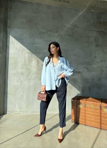 قميص سماوي بمظهر الحرير الناعم