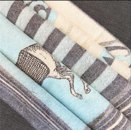 اسكارف برسمة الخيال H بالوان الرمادي السماوي