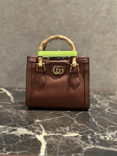 شنطة بيد الخيزران وجلد ناعم بالوان الجملي