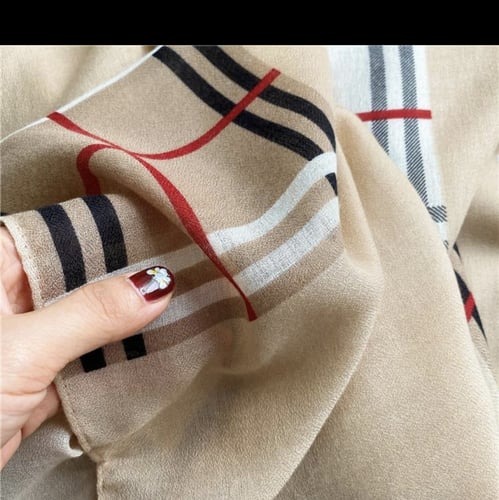 شال برسمة الكروهات بالوان فاتحة