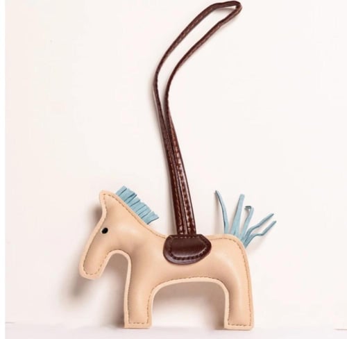 تعليقة الحصان الوان متعدده