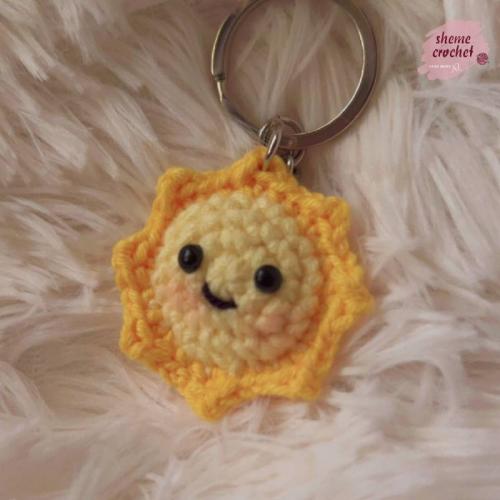 كروشيه ميدالية شَمْس البَهْجَة