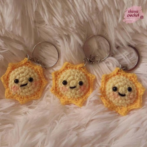 كروشيه ميدالية شَمْس البَهْجَة