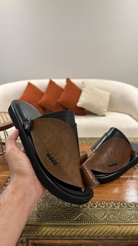 حذاء أسود مع جلد ساق النعام بني