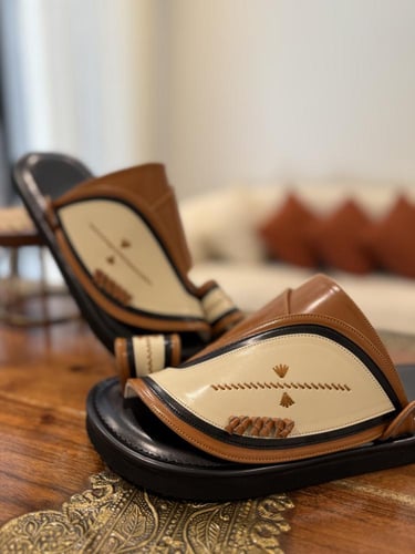 حذاء أسود مع سكري-جملي تطريز صوف يدوي