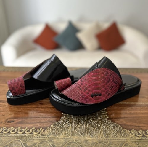 حذاء أسود لامع مع جلد ثعبان طبيعي