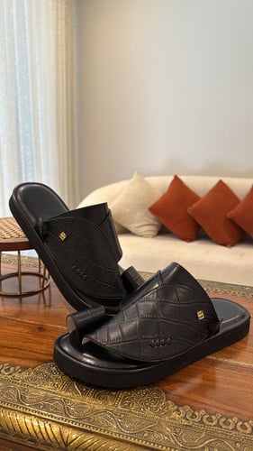 حذاء أسود مع جلد تمساح أسود