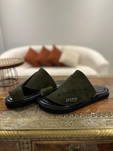 حذاء أسود مع شمواه زيتي تطريز يدوي