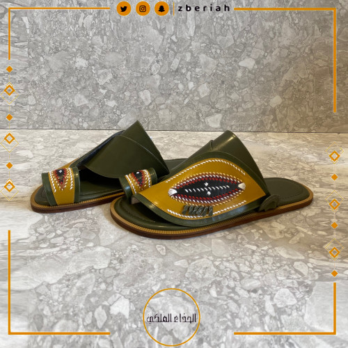 حذاء زيتي مع أصفر غامق تطريز يدوي