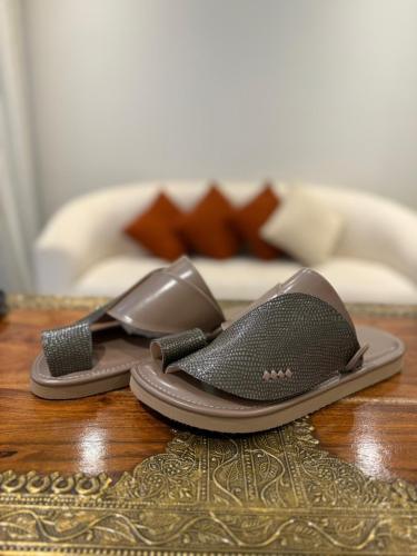 حذاء بني لامع مع جلد ليزرد أسود