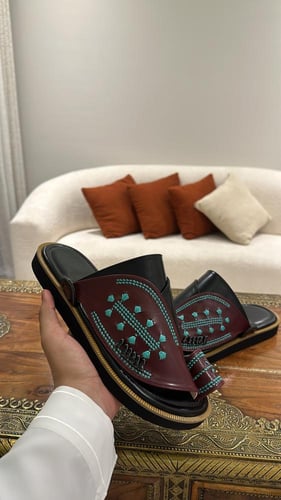 حذاء أسود مع عنابي تطريز يدوي