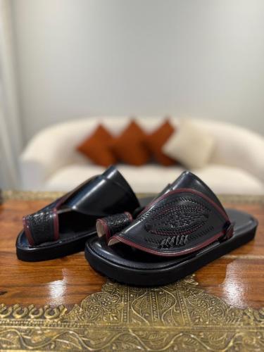 حذاء أسود تطريز يدوي صوف كتان