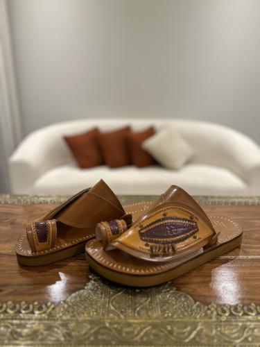 حذاء جملي كلاسيك تطريز يدوي