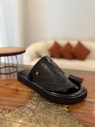 حذاء أسود مع جلد تمساح أسود
