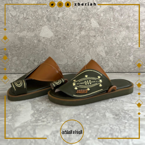 حذاء زيتي مع جملي تطريز يدوي زري ذهبي