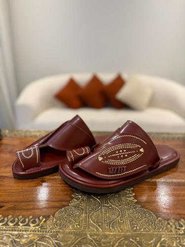 حذاء بني فاتح تطريز يذوي زري ذهبي