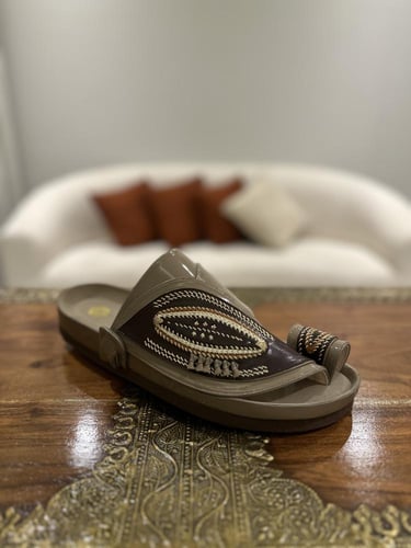 حذاء طبي بيجي لامع مع بني تطريز زري ذهبي