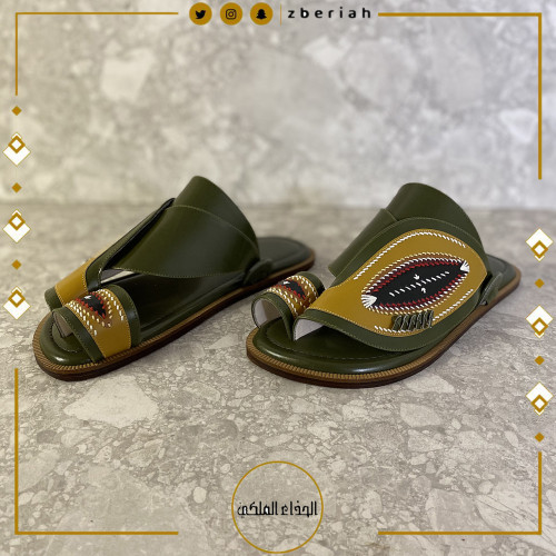 حذاء زيتي مع اصفر تطريز يدوي صوف كتان