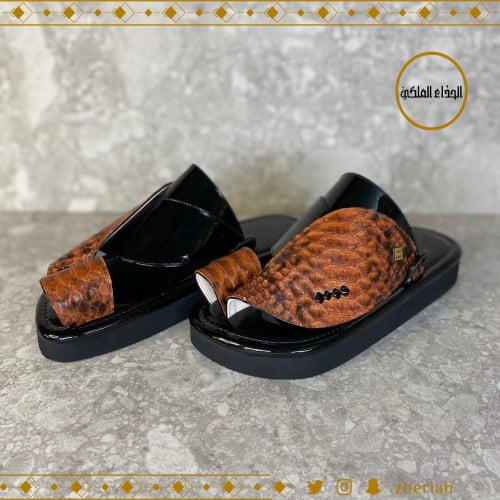 حذاء اسود لامع مع جلد ثعبان جملي