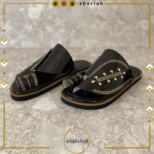 حذاء أسود لامع تطريز يدوي زري ذهبي