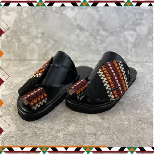 حذاء أسود مع قماش السدو التراثي