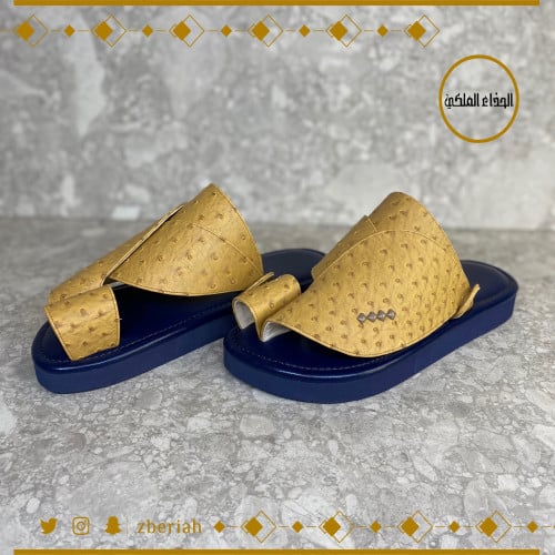 حذاء كحلي مع جلد نعام جملي فاتح
