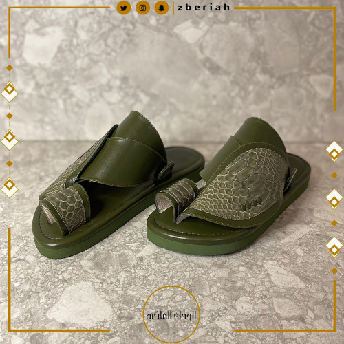 حذاء زيتي مع جلد ثعبان زيتي