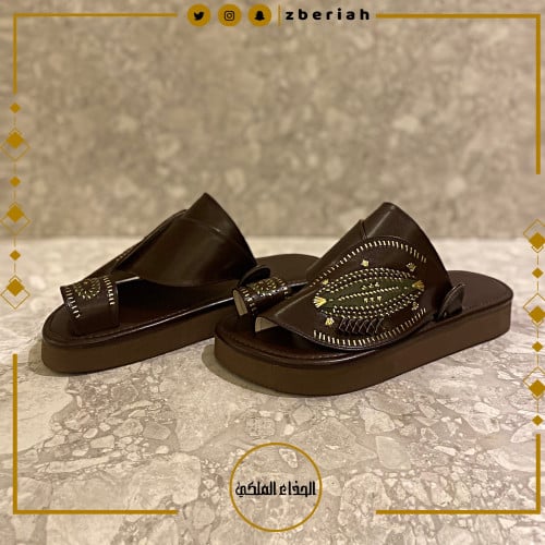 حذاء بني تطريز يدوي زري ذهبي