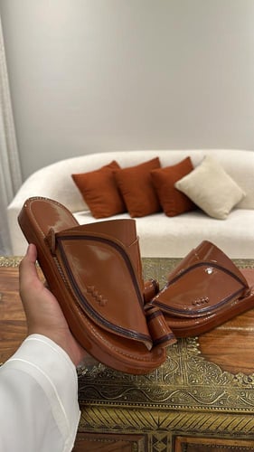 حذاء جملي لامع كلاسيك