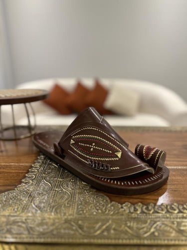 حذاء بني فاتح كلاسيك تطريز يدوي زري ذهبي