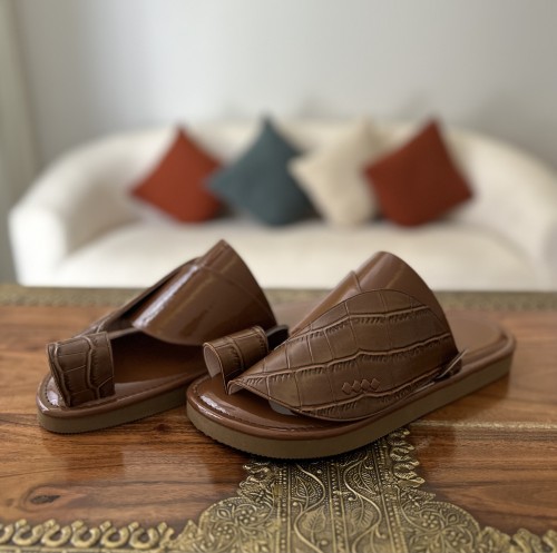 حذاء جملي لامع مع جلد تمساح