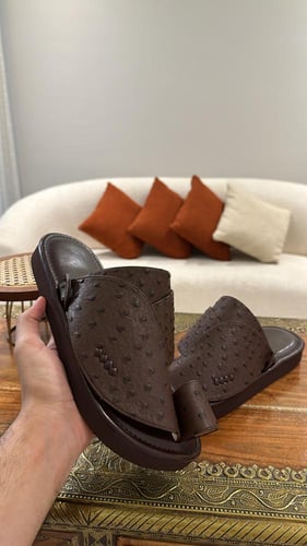 حذاء بني غامق مع جلد نعام