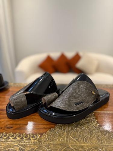 حذاء أسود لامع مع جلد ليزرد