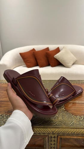 حذاء عنابي كلاسيك