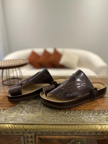 حذاء طبي رسمي بني تطريز يدوي صوف كتان