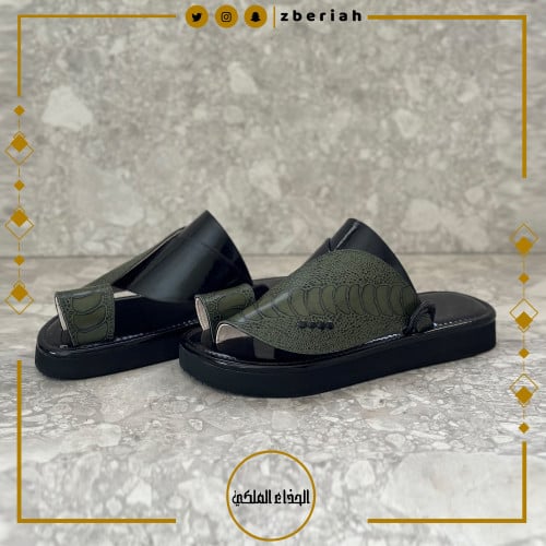 حذاء أسود لامع مع جلد ساق نعام