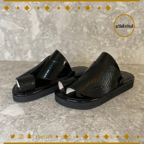 حذاء أسود لامع مع جلد ثعبان أسود