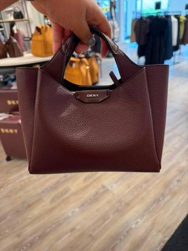 حقيبة DKNY