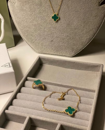 طقم فان كليف الاخضر