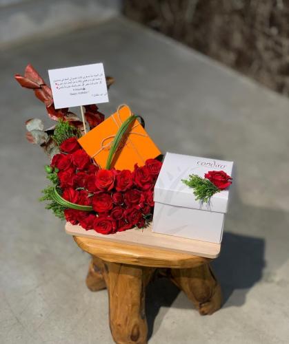 كيكه مع اسواره وورد