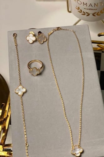 طقم فان كليف الابيض