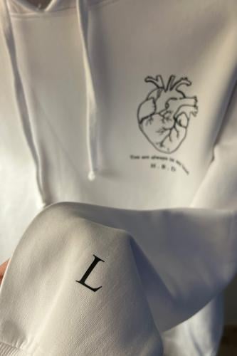 هودي تصميم القلب ابيض